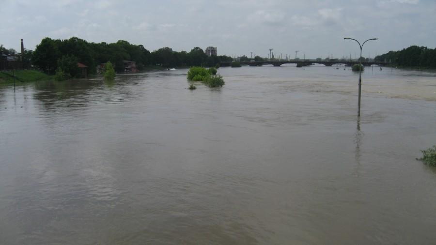 Odra - w tle most Osobowicki