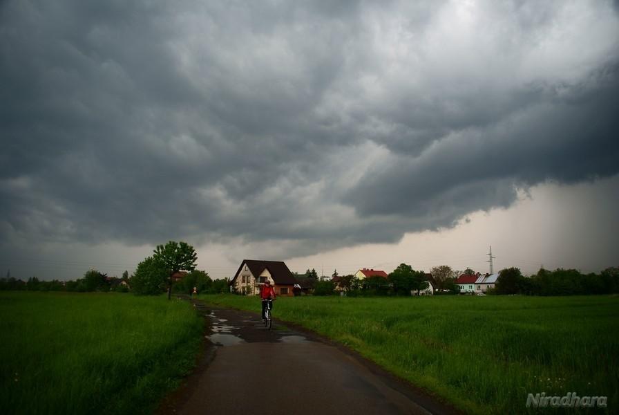 czarne chmury atakuja Kajmana