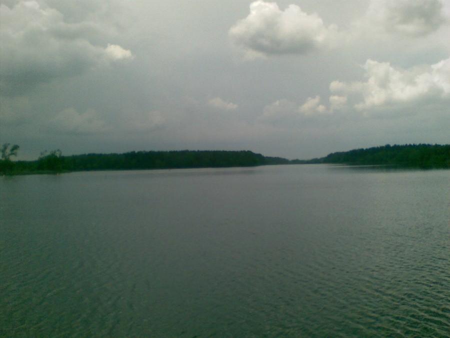 Widok na lustro wody stawu w Blachowni