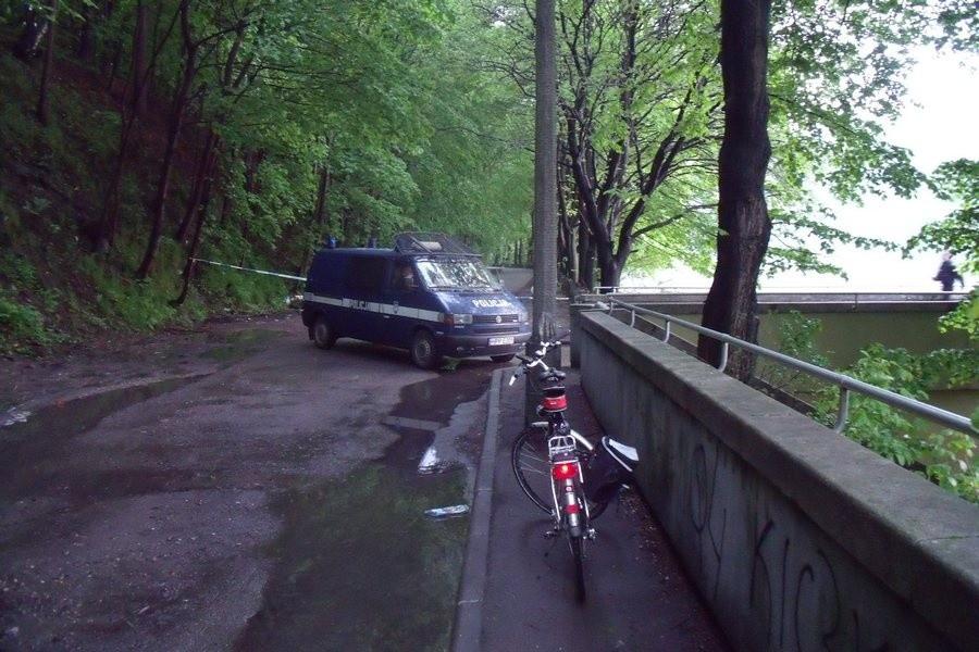 Zamknięta droga na Żar od strony Porąbki