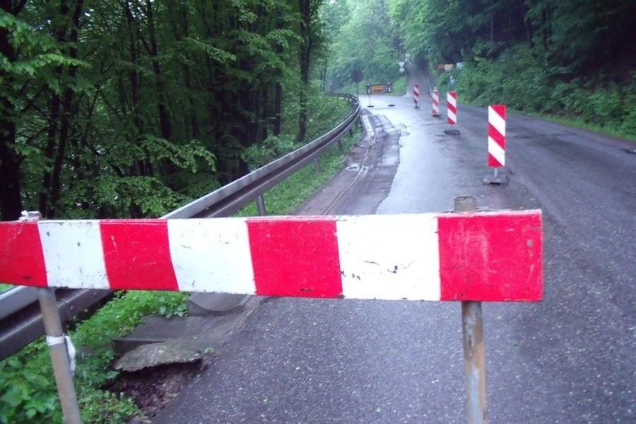 Uszkodzona droga do Międzybrodzia