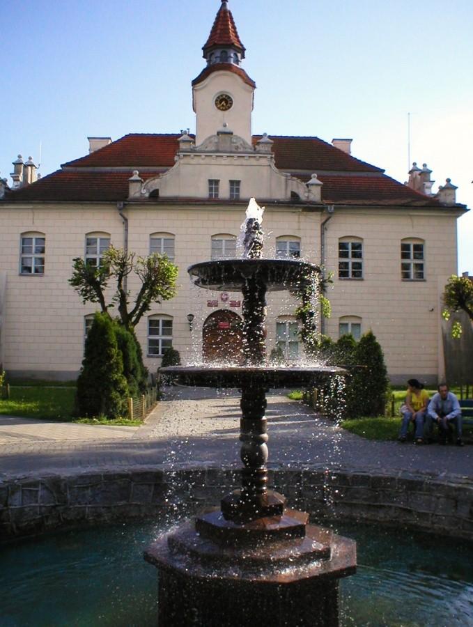 DZIAŁDOWO-FONTANNA, W TLE MIEJSCOWY RATUSZ Z USC