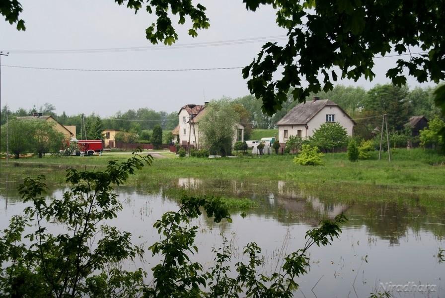strażacy nadal ciężko pracują