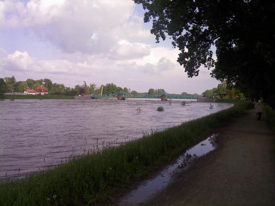 Widok na Śluzę Bartoszowicką z wylewającą się Odrą