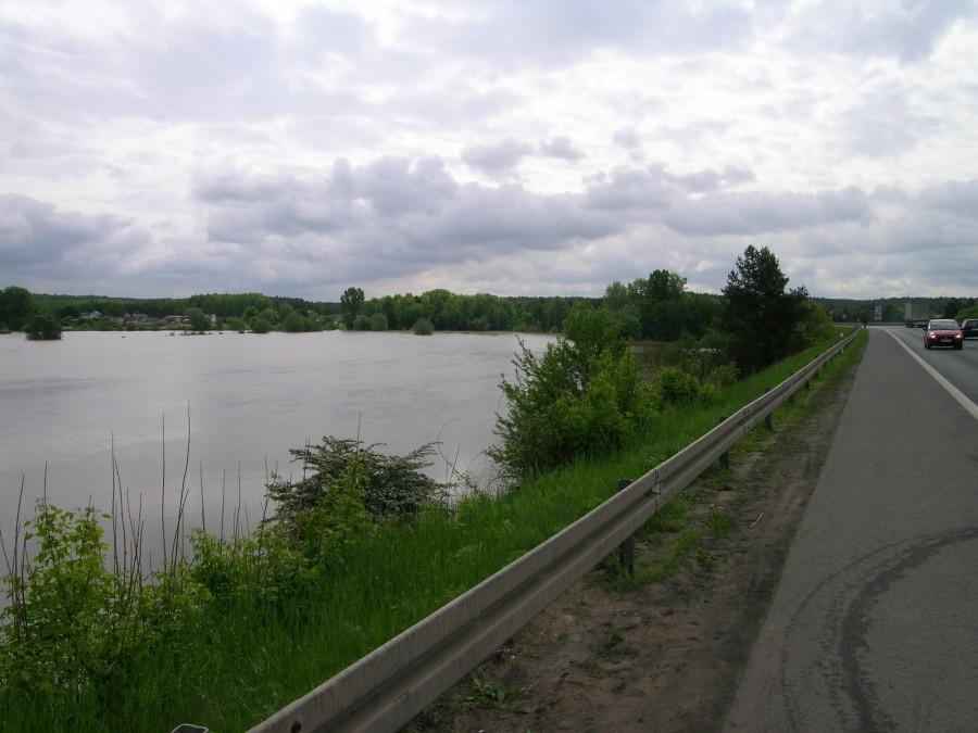 Woda podchodzi do szosy nr.80 (Bydgoszcz-Toruń)