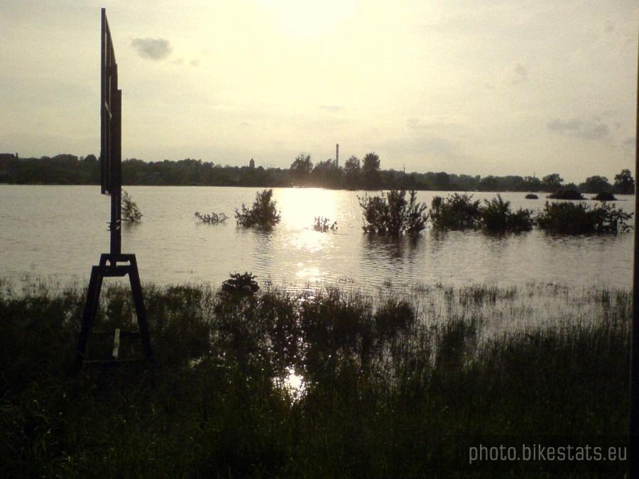 Tereny zalane w Otmęcie - w tle Krapkowice