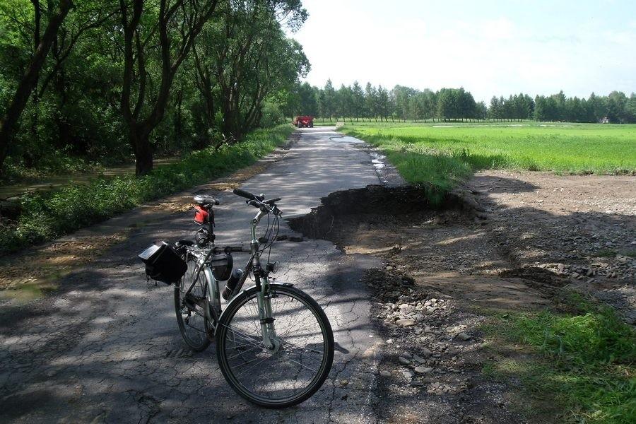 Zniszczony kolejny odcinek drogi w Bielanach