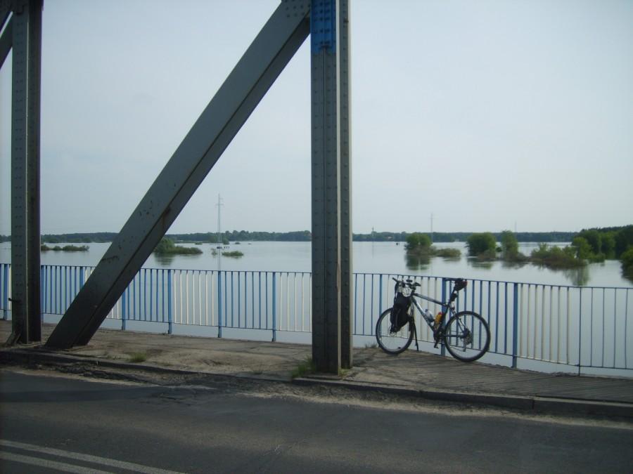 Most w Rogalinku.Warta robi się groźna