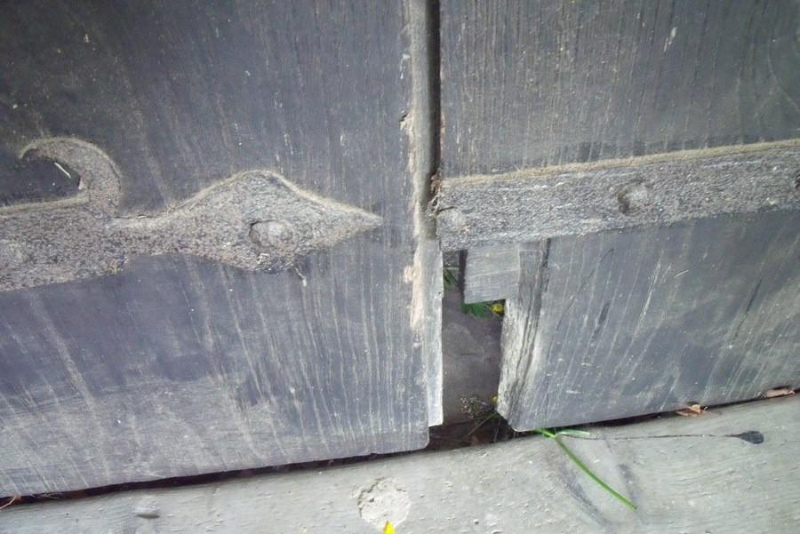 Dziura w drzwiach