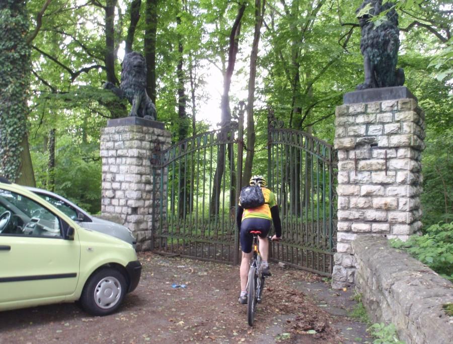Brama z lwami do parku pałacowego w Mosznej