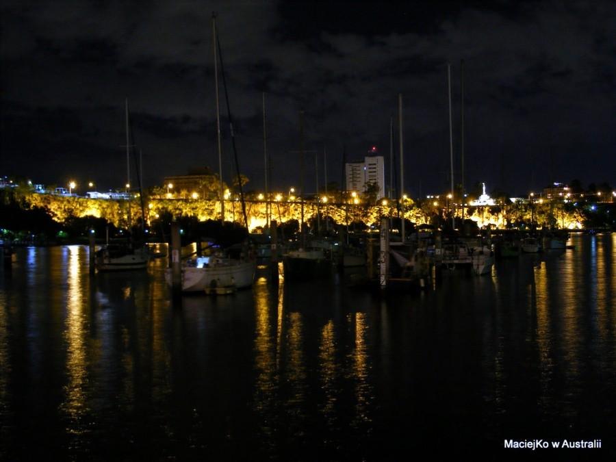 Brisbane nocą - łódki zaparkowane w centrum