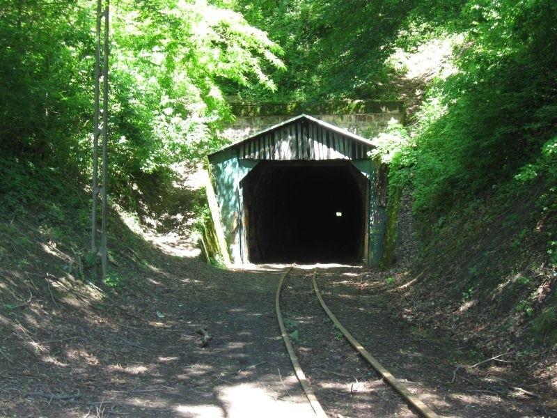 Tunel wąskotorówki.