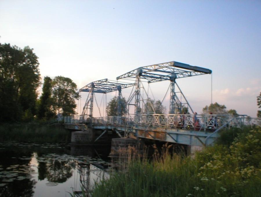 JEZIORO-ZABYTKOWY MOST ZWODZONY NA RZECE TYNIE
