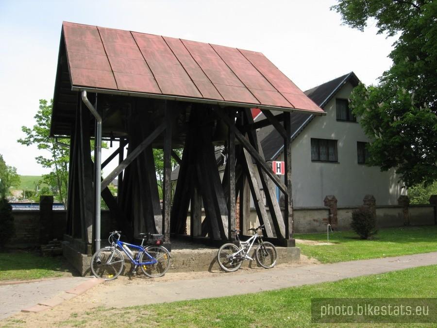 Dzwonnica koło sanktuarium