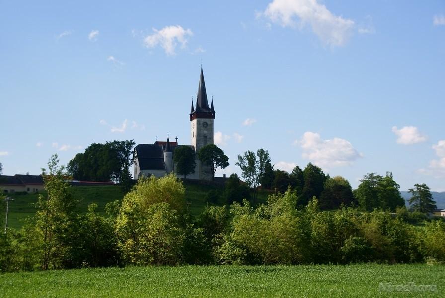 kościół z daleka przyciąga wzrok