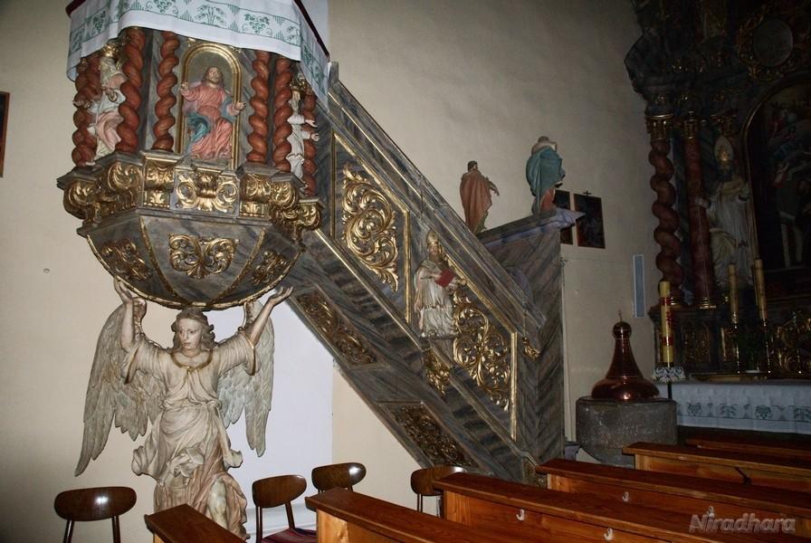 ambona i chrzcielnica