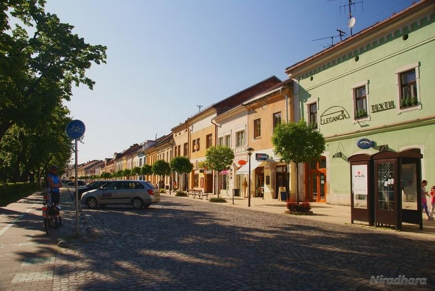 wzdłuż rynku jest ściezka rowerowa
