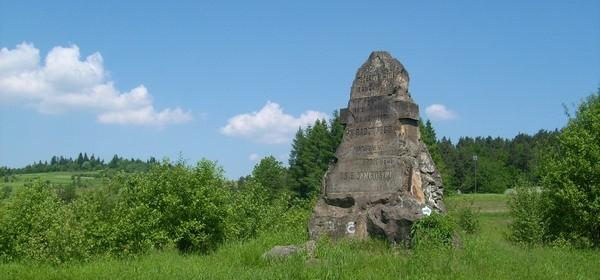 Obelisk upamiętniający wybudowanie drogi