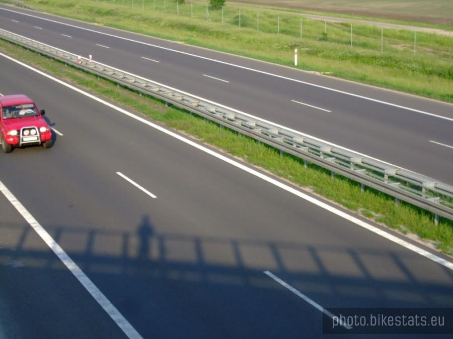 cień na autostradzie