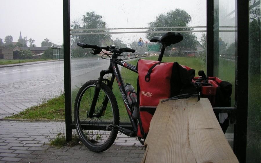 Przystanek autobusowy-świetne miejsce na schronienie przed deszczem