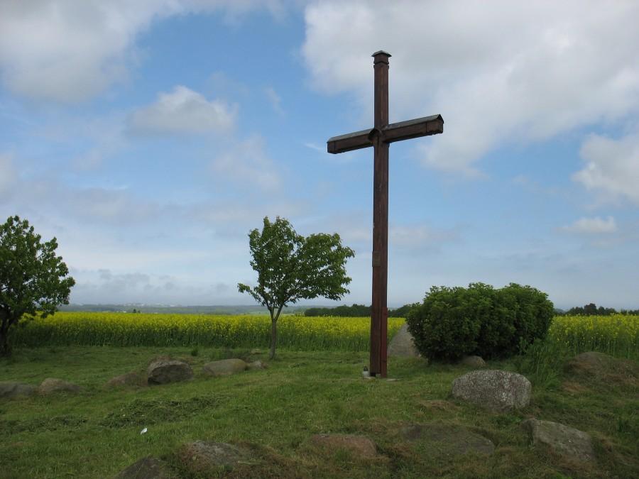 Parszkowo - krzyż na wzgórzu