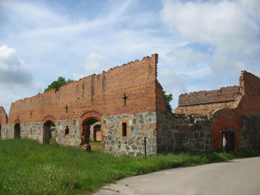 Kłanino - ruiny spichlerza