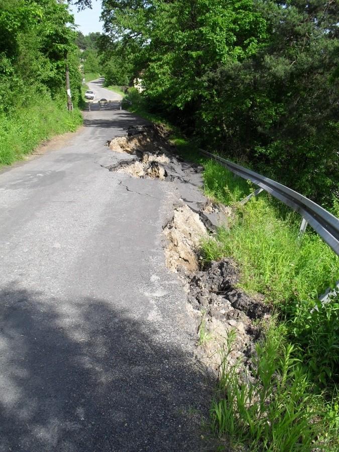 Osuwisko na drodze z Rożnowa na prom na Jeziorze Czchowskim