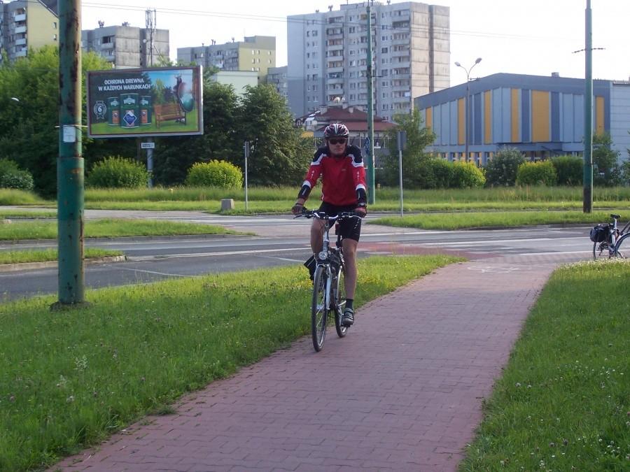 piotrek na ścieżce rowerowej w Tychach