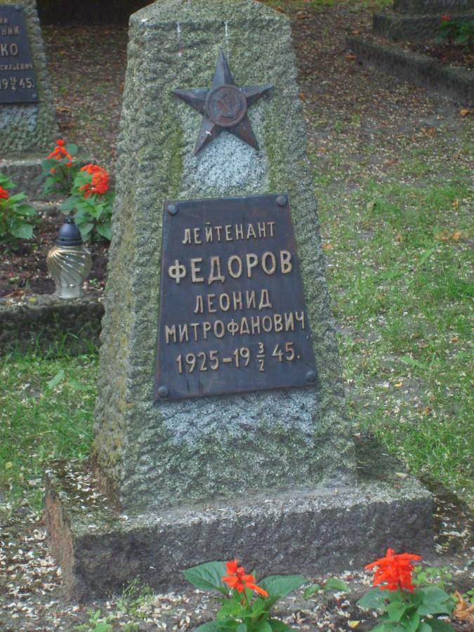 Mogiła młodziutkiego chłopaka-czerwonoarmisty.