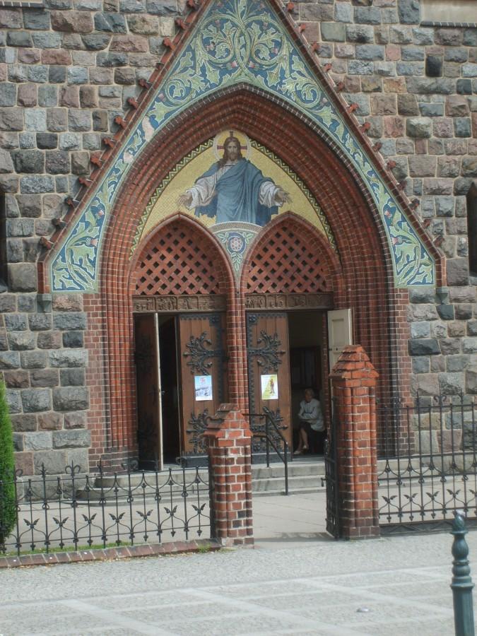 Oryginalny portal jednego grodziskich kościołów