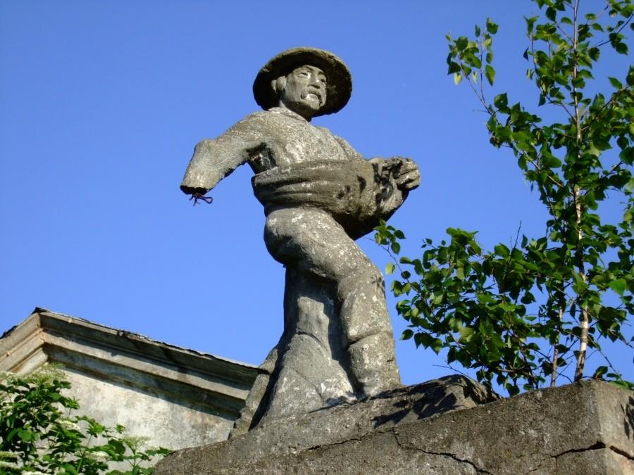 rzeźba rolnika w Grabowie Królewskim