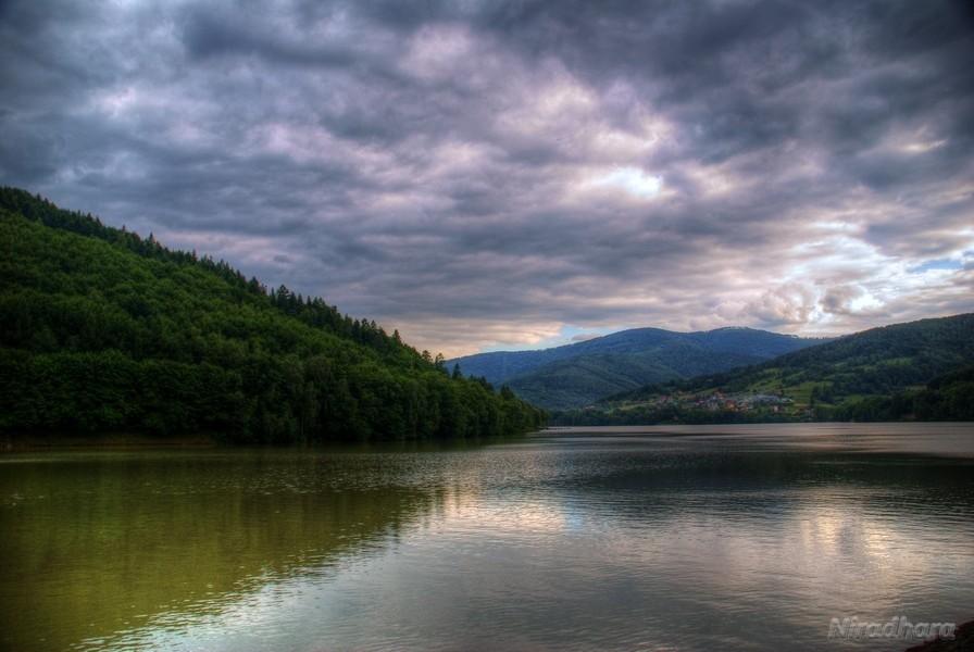 to zbocze osuwa się do jeziora