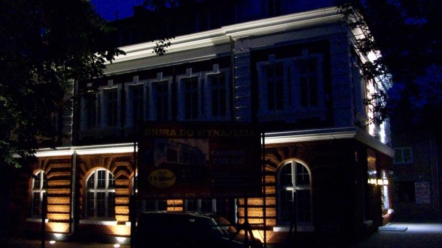 Ciekawie oświelony budynek