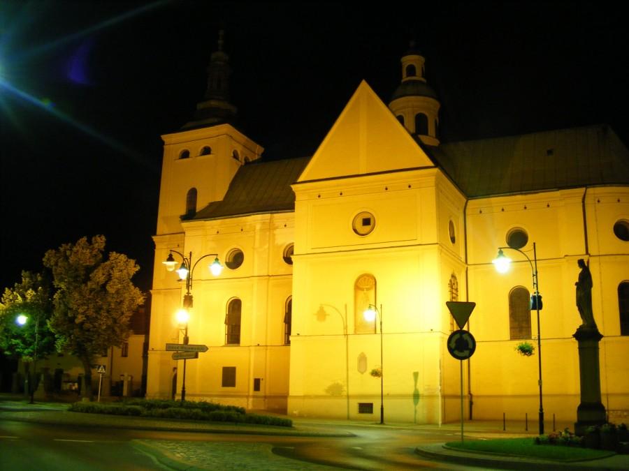 Kościół Bernardynów w nocnym blasku