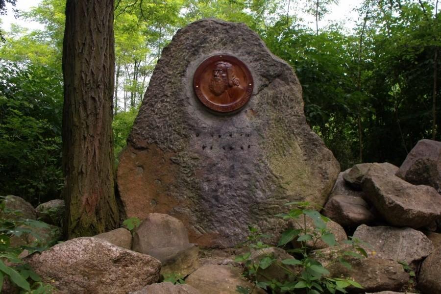 Pomnik w Obornikach Śląskich