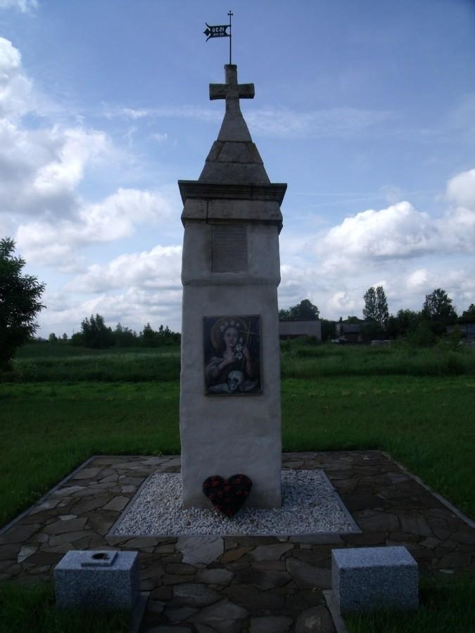 W Sławkowie odkrywam kolejny krzyż z czaszką.