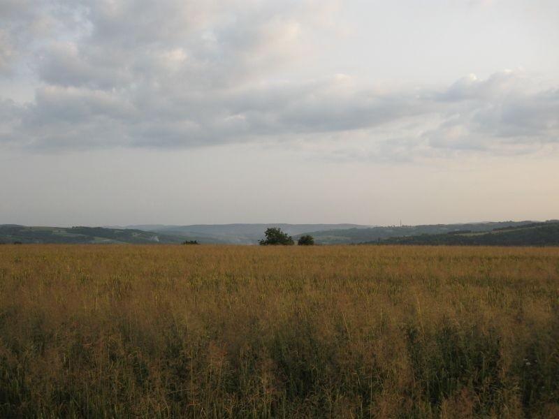 W oddali Strzyżó, Żarnowa, a daleko, daleko Sucha Góra.