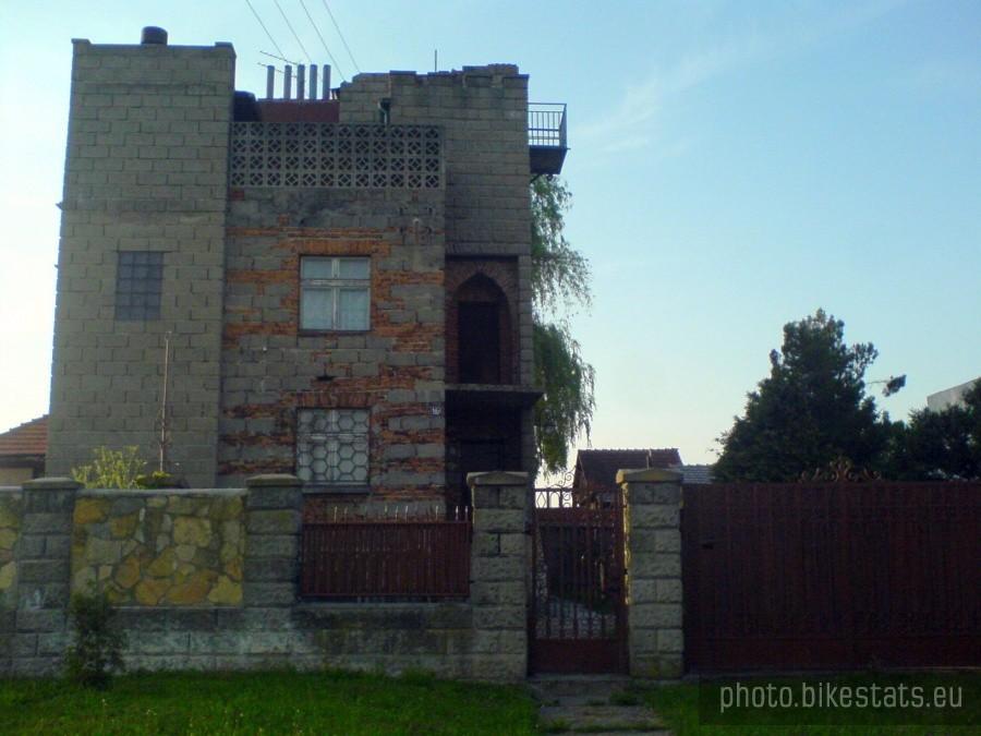 Dziwny budynek w Gostomii