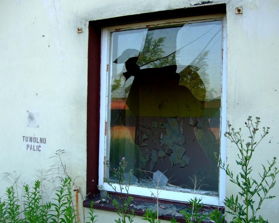 ze ścian schodzi farba, a z okna szkło