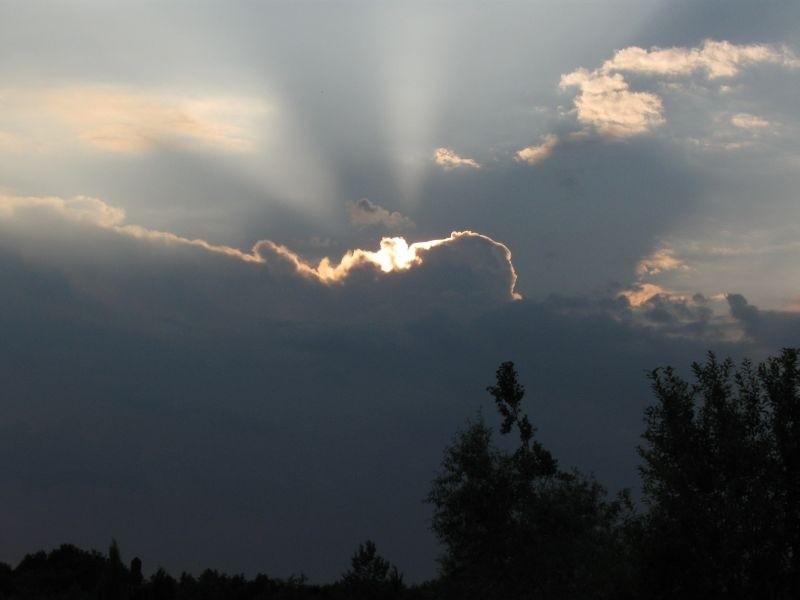 Ciemne chmury nadciągają.