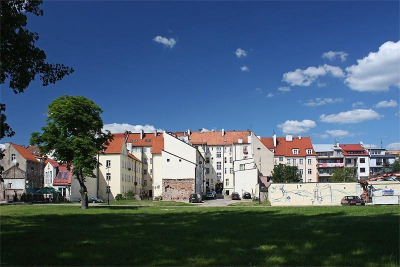 Stare budynki nad jaziorem