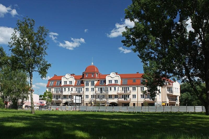 Nowe budynki nad jeziorem