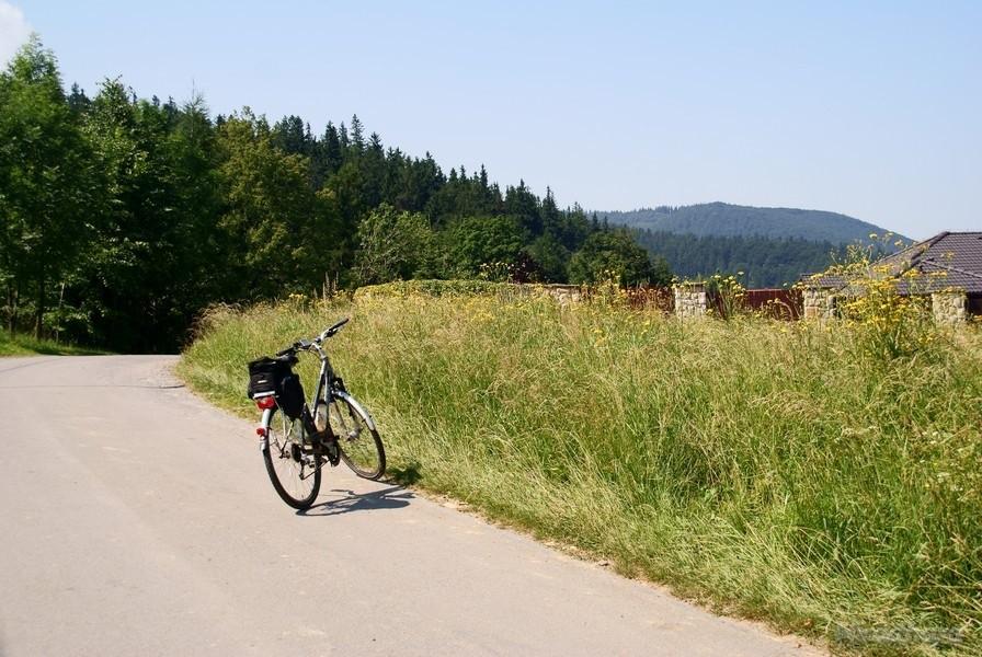 pusta droga i widok na górki