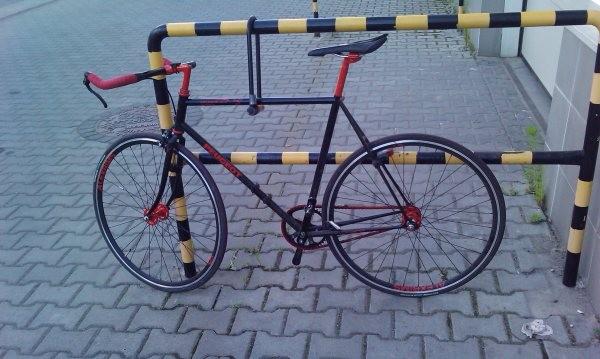fajny stojak rowerowy