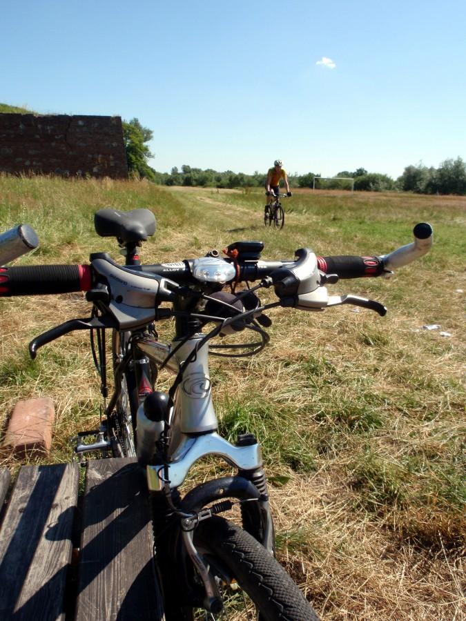 Do ruin zamku w Dankowie podjeżdżamy od strony rzeki