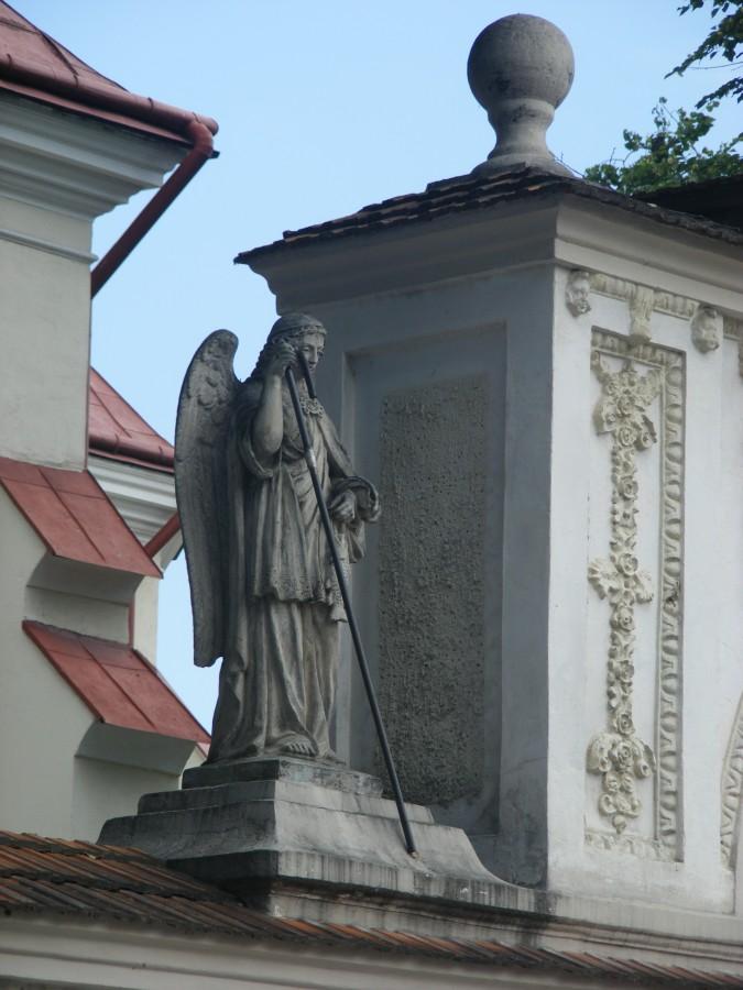 Figura przy kościele w Dynowie
