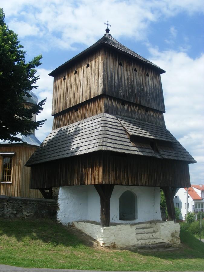 Brama przed kościołem w Hłomczy