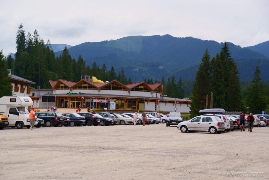 wczesnym rankiem parking jeszcze jest pusty