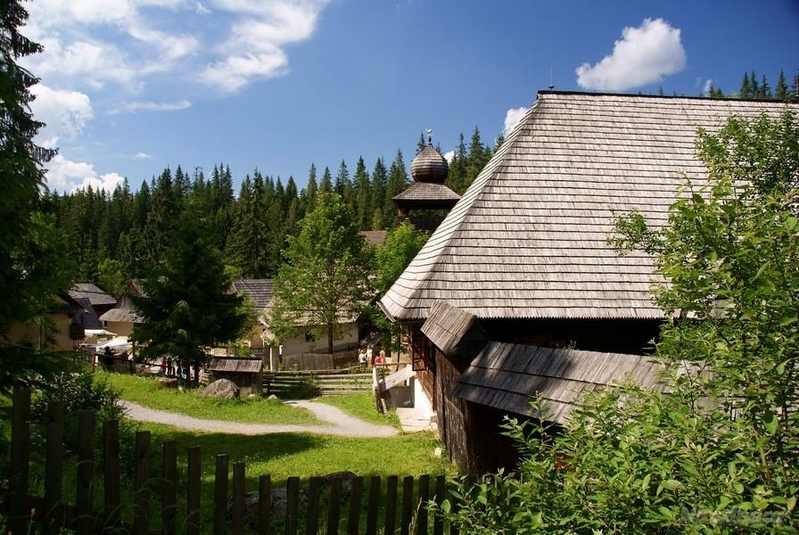 skansen widziany zza płotu