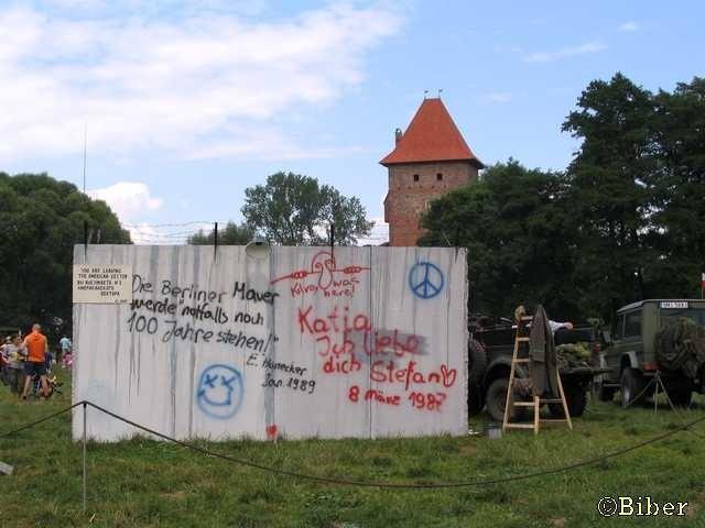 Dostępu do zamku bronił mur...prawie, że berliński